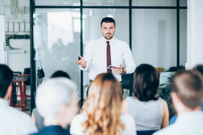 Un formateur d'un organisme de formation CSE anime une session devant ses apprenants.